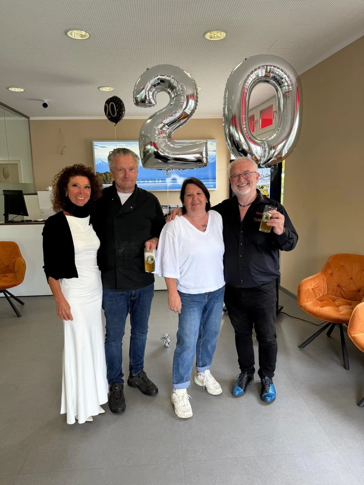 Anstoßen auf 20 Jahre Manni's Fahrschule im Empfangsbereich