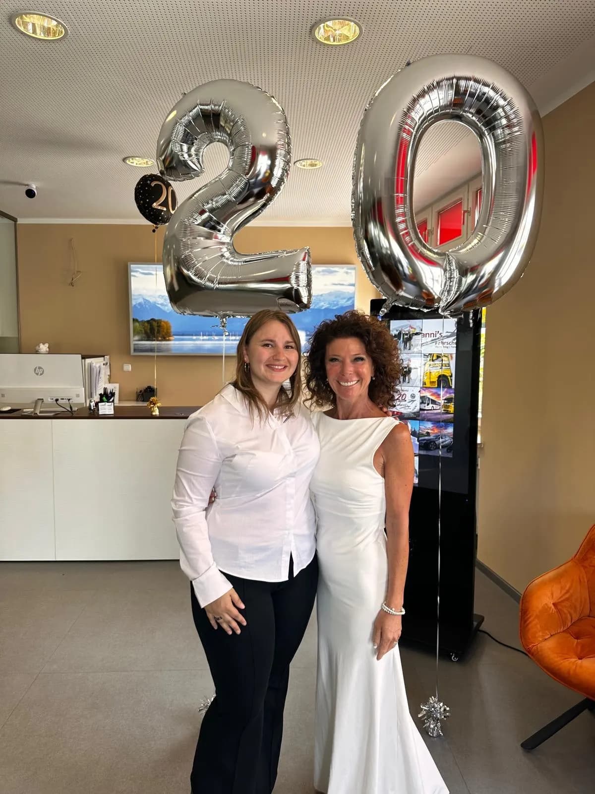 Zwei Kolleginnen des Büro-Teams unter den Jubiläums-Ballons