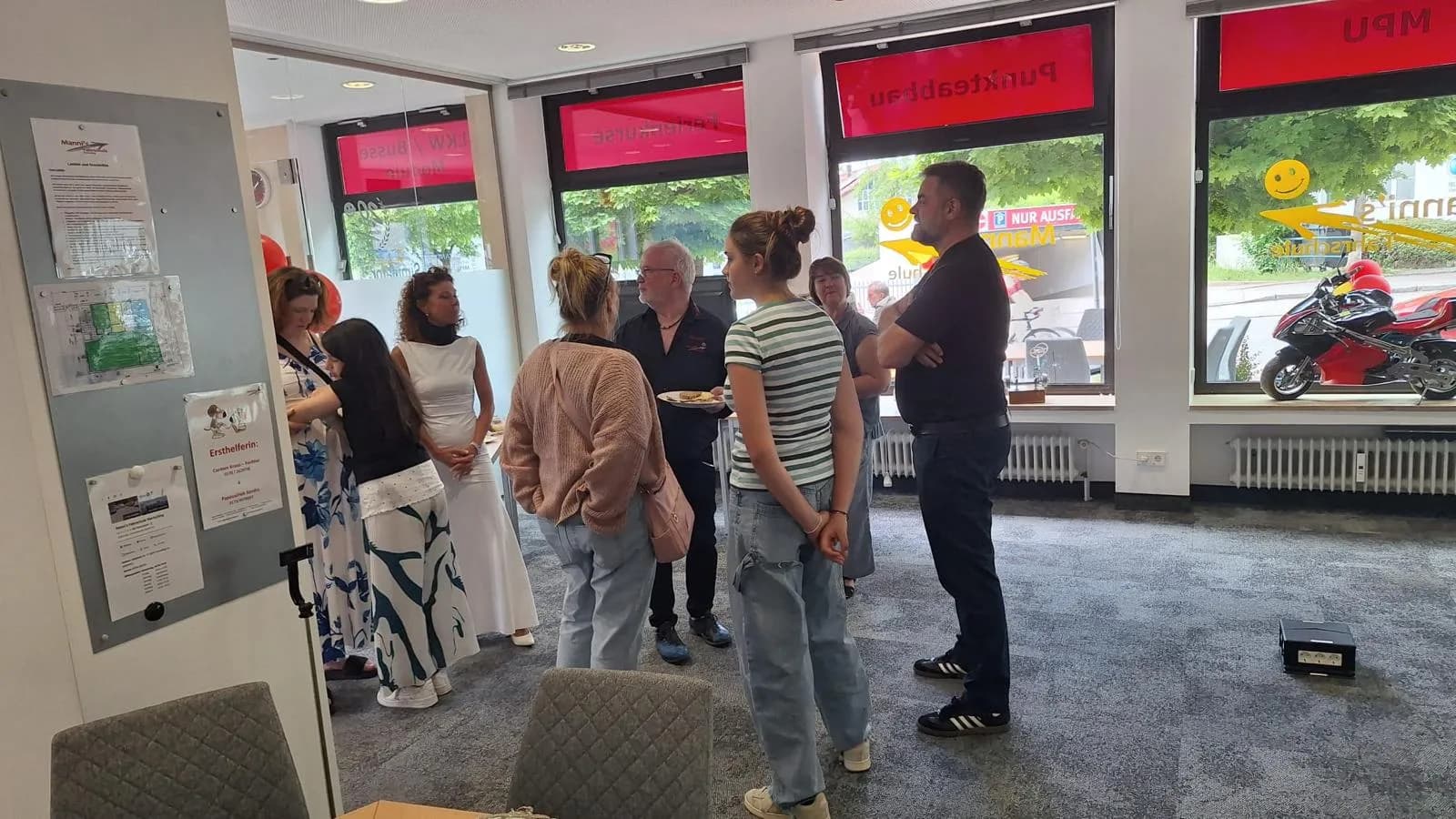 Gäste der Jubiläumsfeier im Fahrschul-Laden