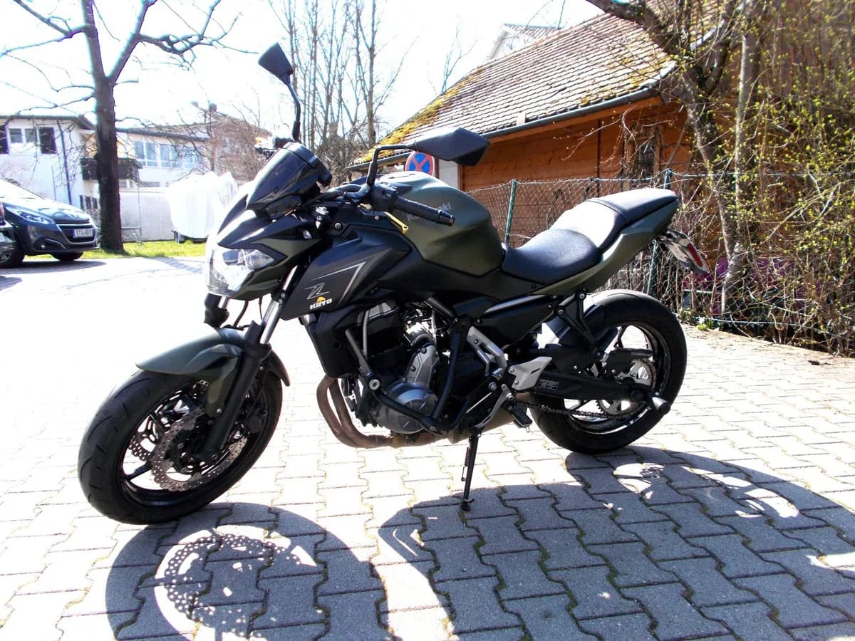 Kawasaki Z650 — Fahrschulfahrzeug