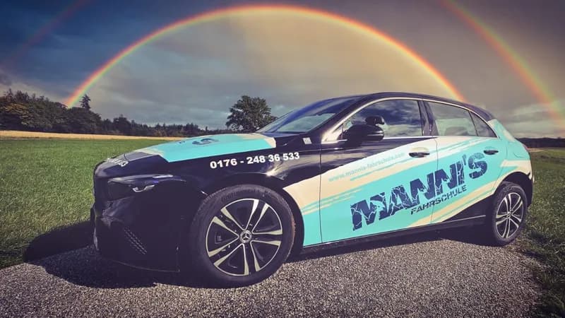 Mercedes-Benz A-Klasse Hellblau — Fahrschulfahrzeug