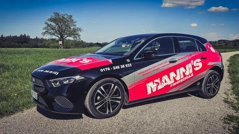Mercedes-Benz A-Klasse Rot — Fahrschulfahrzeug