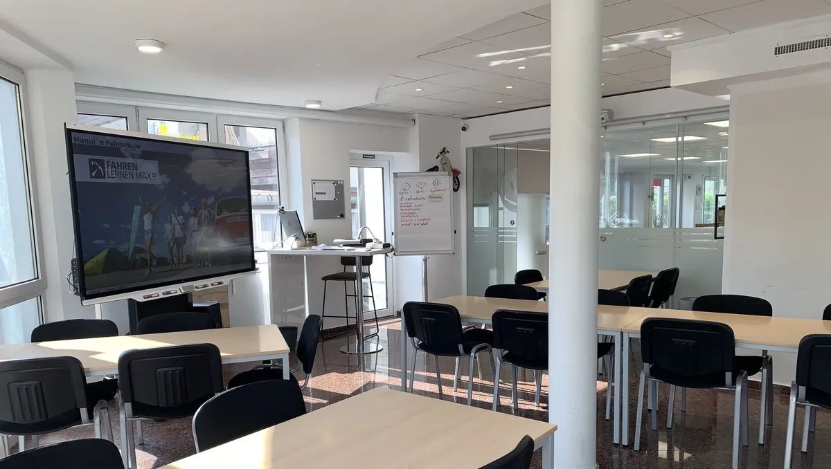 Unterrichtsraum von Manni’s Fahrschule mit Tischen und Bildschirm